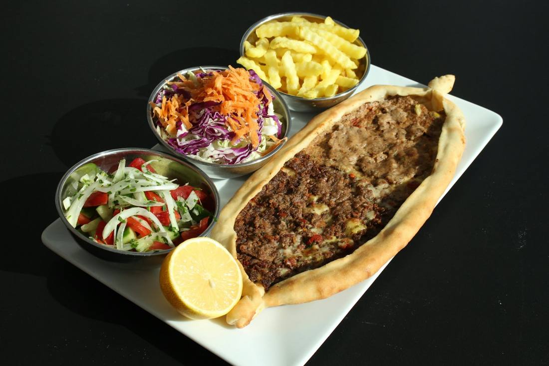 Kıymalı pide with salads and lemon